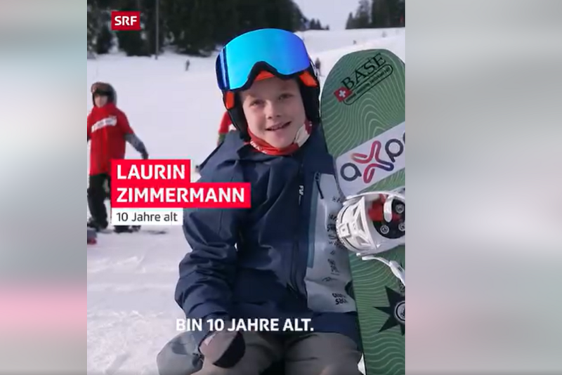 Ein Junge in Skikleidung sitzt im Schnee und hält ein Snowboard. Der Text lautet Laurin Zimmermann, 10 Jahre alt, BIN 10 JAHRE ALT. Andere Kinder in Winterkleidung sind im verschneiten Hintergrund zu sehen.