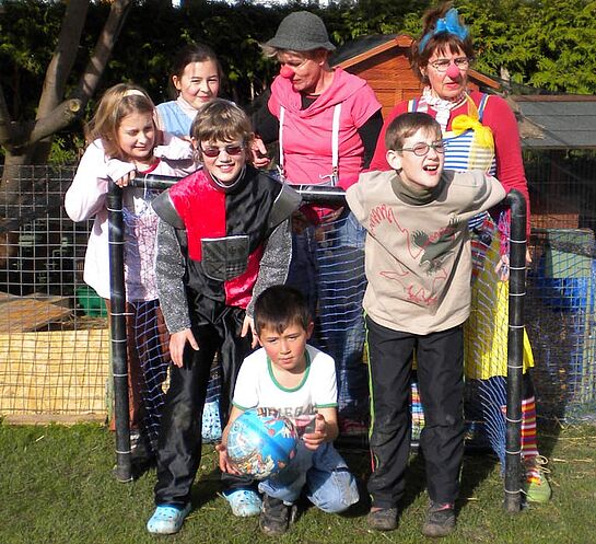 Nilo et Nicole avec ses amis et deux clowns