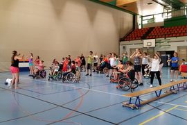 Groupe de gymnastique dans le gymnase de Fiesch