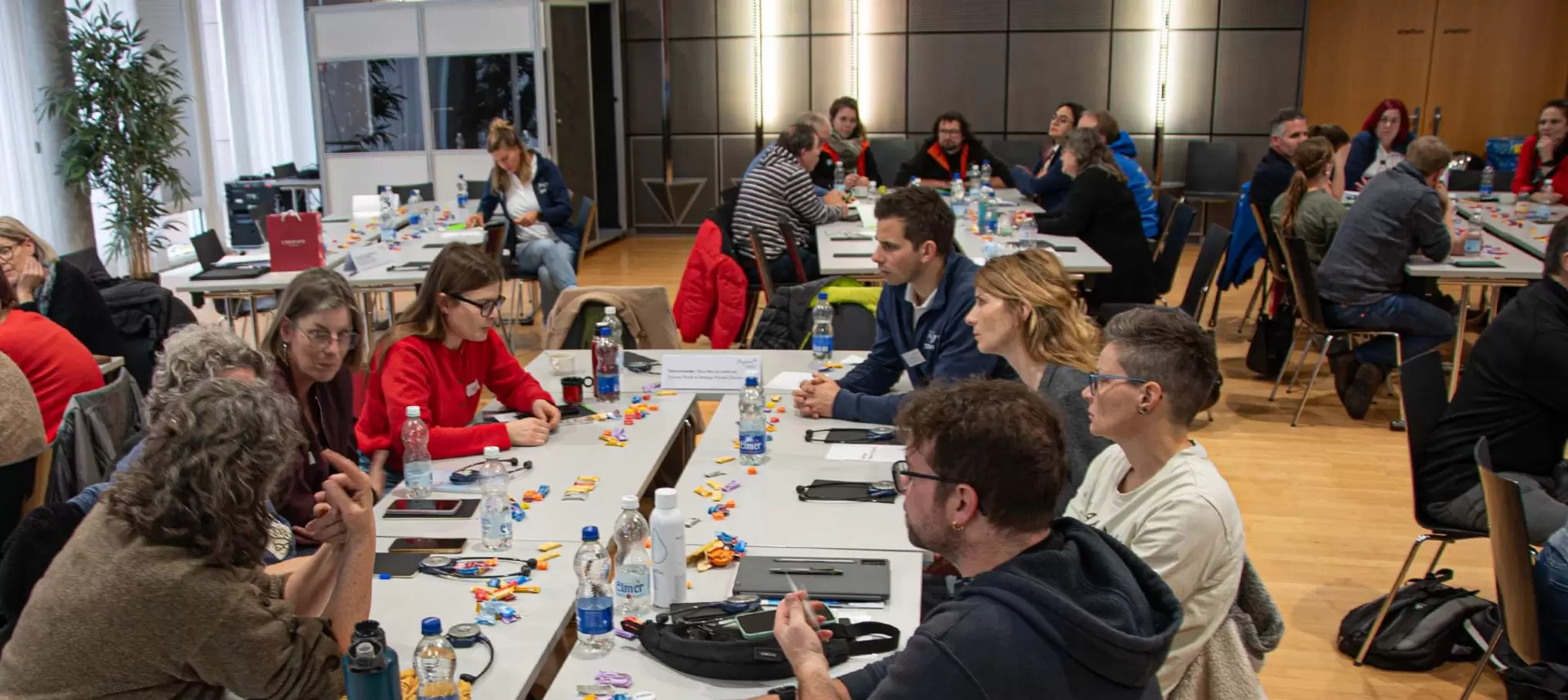 Eine Gruppe von Menschen sitzt an Tischen.