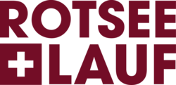 Der fettgedruckte kastanienbraune Text auf weißem Grund lautet ROTSEE LAUF, wobei das erste E in LAUF durch ein quadratisches weißes Kreuz ersetzt wird, das an die Schweizer Flagge erinnert.