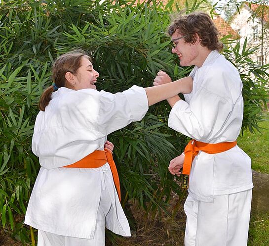 Nilo et Nicole s'entrainent avec des exercices spéciaux karaté 