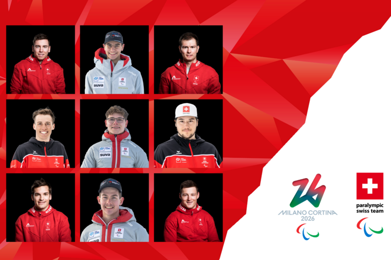 Ein Raster von 10 Athleten in roter und grauer Paralympic Swiss Team Ausrüstung, die vor einem roten geometrischen Hintergrund lächeln. Auf der rechten Seite erscheinen die Logos von Milano Cortina 2026 und der Paralympischen Mannschaft der Schweiz.