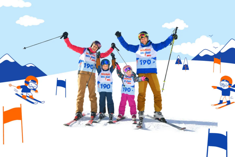 Eine lächelnde vierköpfige Familie in Skiausrüstung posiert mit erhobenen Armen auf einer verschneiten Piste, alle tragen passende nummerierte Westen. Cartoon-Skifahrer, Flaggen und Berge schmücken den winterlichen Hintergrund.