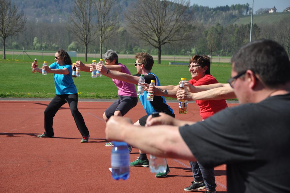 Workout-Variante mit gefüllten PET-Flaschen