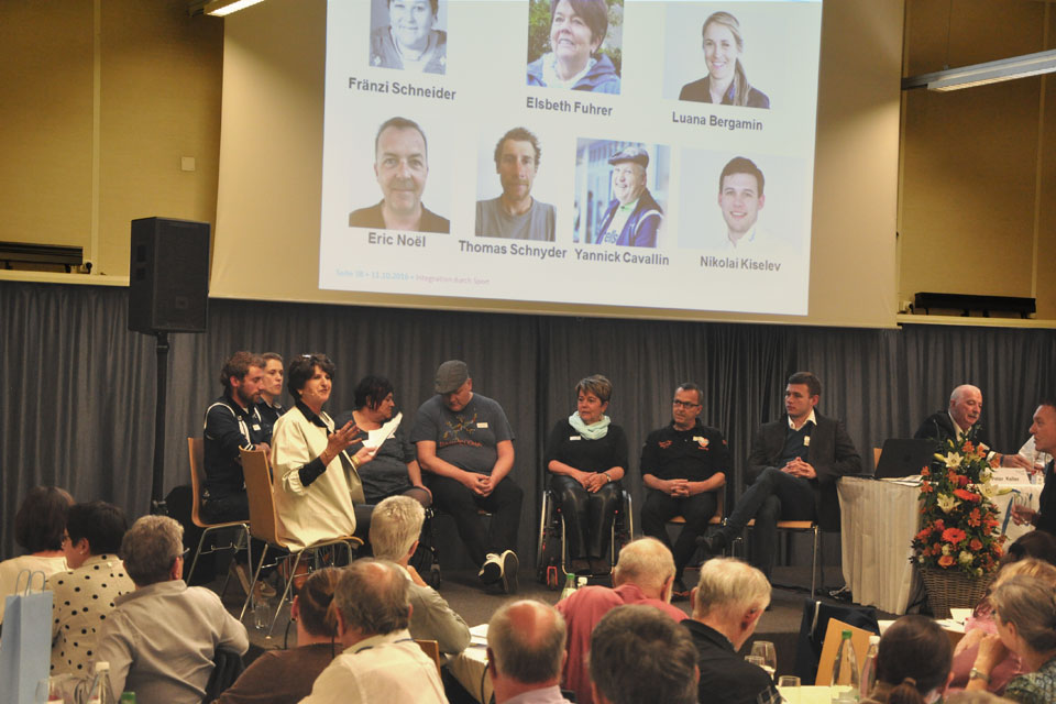 Sept participants et Hanni Kloimstein pendant la table ronde.