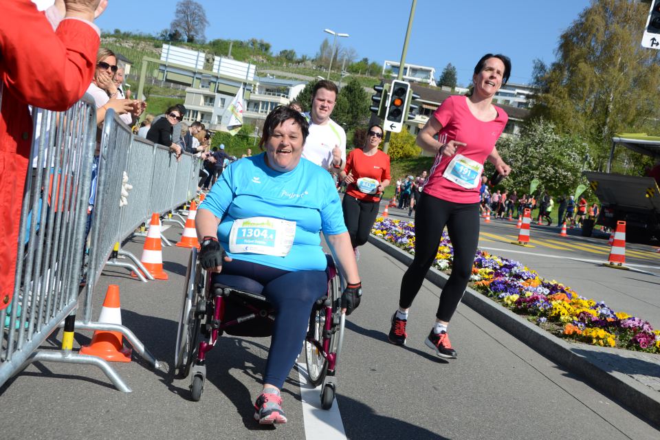 Fränzi Schneider geniesst ihre erste Teilnahme am Teamrun  