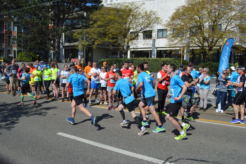 Das Team Wohlen startet zum gemeinsamen Zieleinlauf
