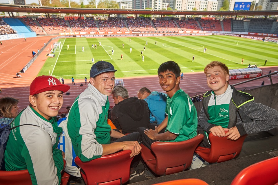 PluSport Kids verfolgen das Spiel auf der Tribüne