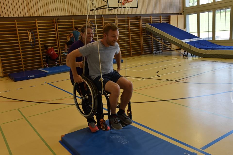 Das Stationentraining macht auch mit Rollstuhl Spass