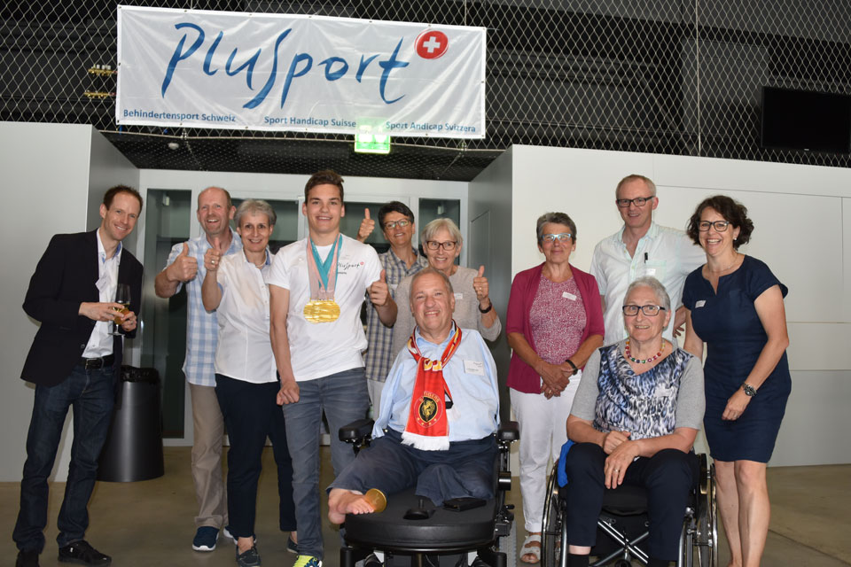 On se serre pour la photo: Théo Gmür, le Président d’honneur Christian Lohr et les membres des comités de PluSport et des clubs