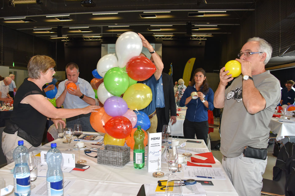 Les délégués construisent une tour avec des ballons