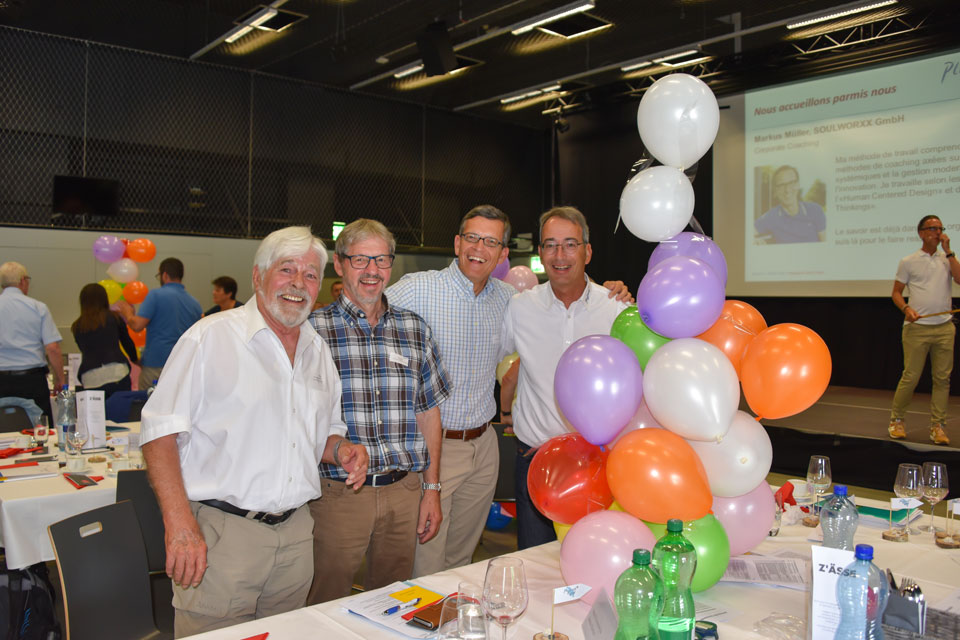 Hans Neuenschwander, Président PluSport du canton de Berne, Hans Hänni, Président PluSport Tscharni et les membres du Comité PluSport Hans Lichtsteiner et Markus Sunitsch avec leur création