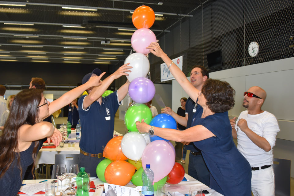 Ein weiterer Luftballon-Turm, der noch Unterstützung braucht