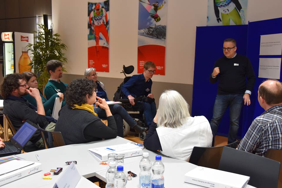 Workshop-Moderator überzeugt die Teilnehmer mit seinen Argumenten.