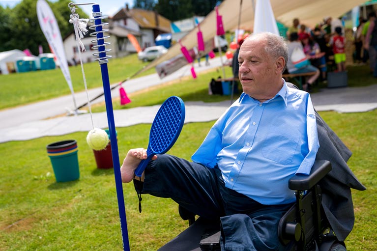 Christian Lohr spielt Tennis am PluSport-Tag