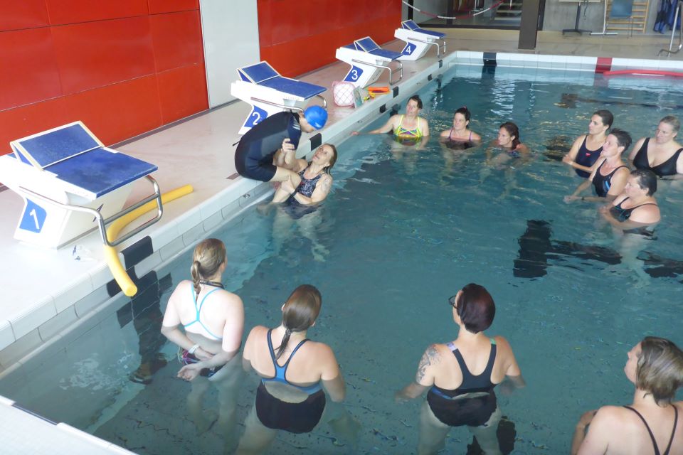 Hilfestellung beim Einsteigen ins Schwimmbecken