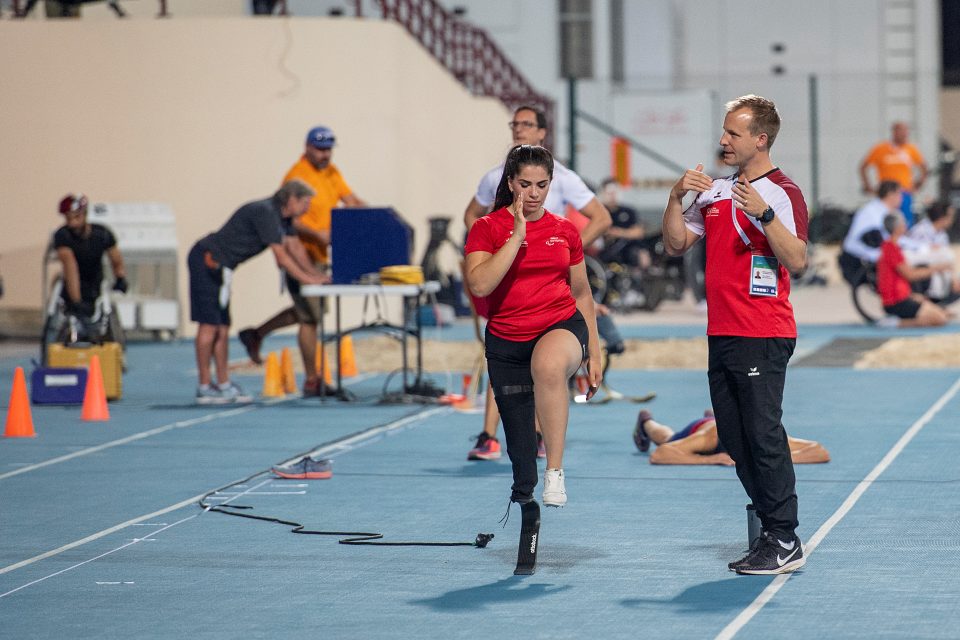 Sofia Gonzalez und Nationaltrainer Georg Pfarrwaller beim Weitsprungtrainig in Dubai. Foto: Urs Sigg