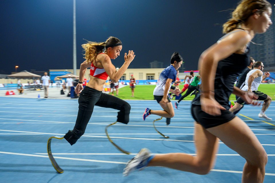 [Translate to Francais:] Abassia Rahmani beim ersten Kontakt mit der Tartanbahn in Dubai. Foto: Urs Sigg