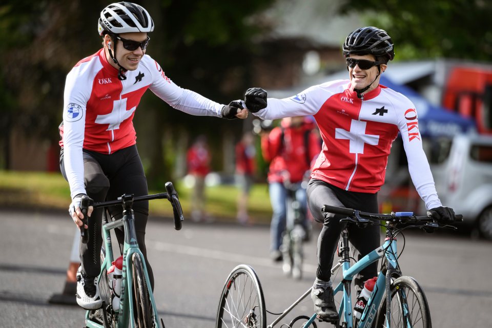 Timothy Zemp und Fabiano Wey bereiten sich auf die Strassenrennen vor.