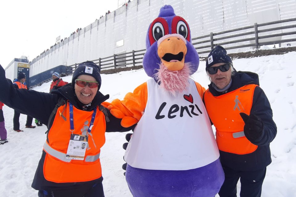 Erika Kälin mit Guide Rainer Schütz und Maskottchen Lenzi