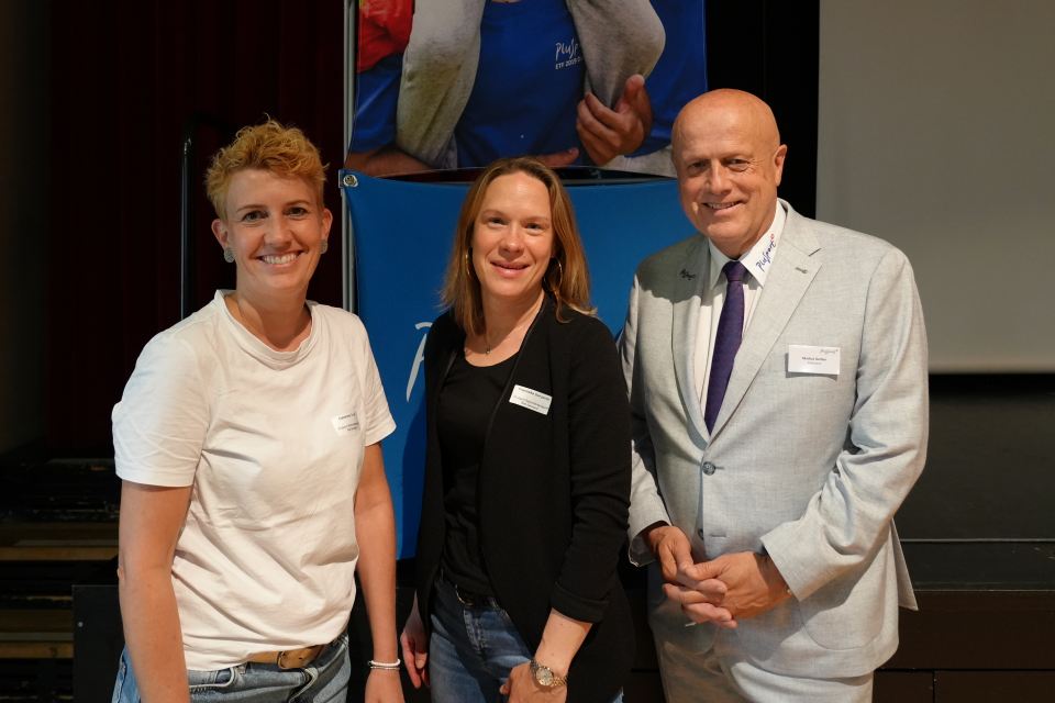 Fabienne Grivet et Franziska Bangert de PluSport Biel/Bienne Seeland avec Markus Gerber