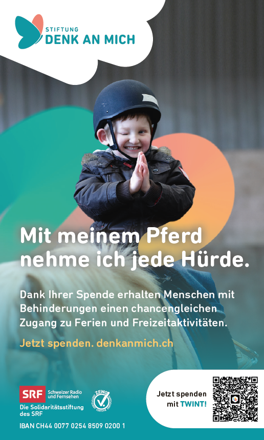 Ein kleines Kind mit Helm und Jacke sitzt glücklich auf einem Pferd. Ein Text betont, wie wichtig Spenden sind, um Menschen mit Behinderungen Zugang zu Urlaub und Freizeitaktivitäten zu ermöglichen. Verschiedene Logos und ein Spendenaufruf sind ebenfalls zu sehen.