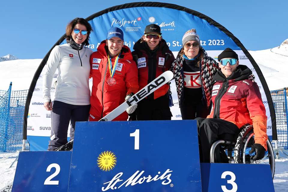 Monika Baumann (2. v.r.) mit den beiden Schweizer Athleten Robin Cuche (r.) und Pascal Christen (l.) sowie Rita Albrecht-Zander – Fachspezialistin Inklusion bei Swiss Olympic (Foto: Marcus Hartmann)